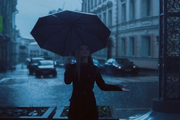 La fille au parapluie