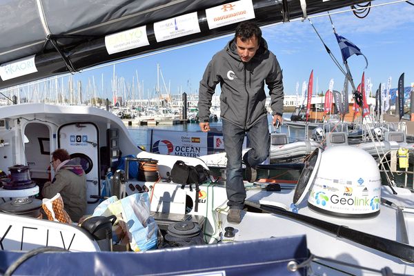 Vendée Globe 2016. Retour de Didac Costa. Les réparations on commencé lundi matin.