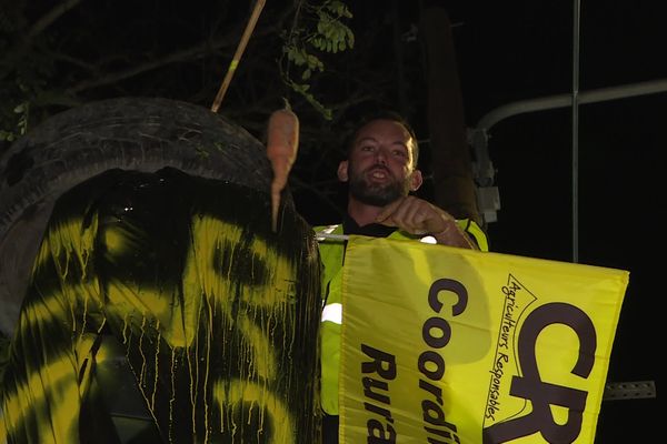 Action symbolique jeudi 24 octobre menée par des agriculteurs qui veulent relancer la contestation en bâchant des radars routiers.