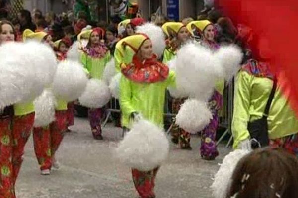 Des milliers de personnes ont applaudi la cavalcade du 60° anniversaire du Carnaval de Mulhouse