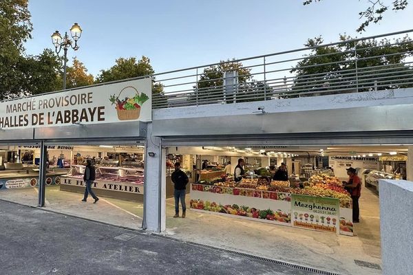 Alès (Gard) - Ouverture du marché provisoire sous la place de l’Hôtel de Ville en septembre 2023.