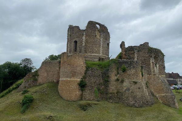 Passages nuageux, averses et vent sur notre vendredi, et localement grésil et orages