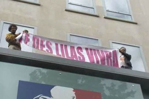 La banderole a été déployée sur la façade du ministère de la Santé