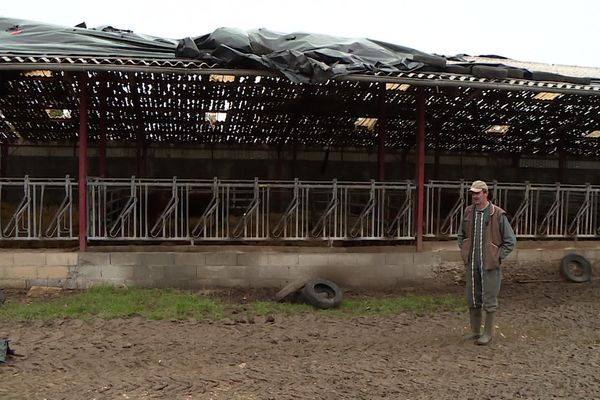 Le toit de cet hangar agricole n'est toujours pas réparé cinq mois après l'orage de grêle en Dordogne