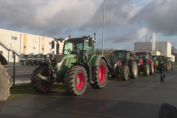 Des tracteurs sont installés devant l'usine Lactalis à Domfront (Orne) ce mercredi 24 janvier