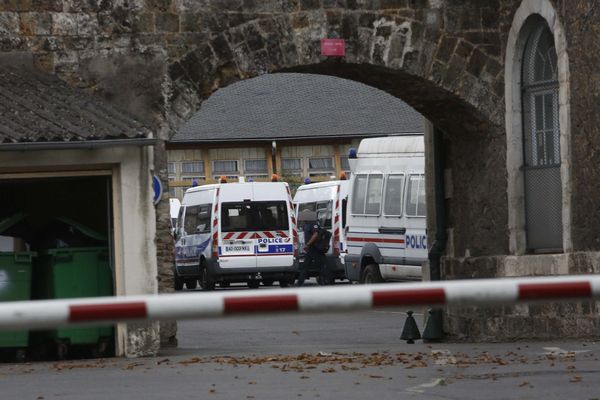 Devant le centre de rétention administrative de Paris- Vincennes 