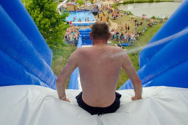 Steeve Briois sur le toboggan d'Hénin-Beaumont plage. 