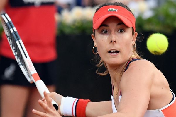 Alizé Cornet s'est qualifiée mardi pour le deuxième tour de Roland-Garros en battant la Hongroise Timea Babos en trois sets 6-2, 6-7 (5-7), 6-2.