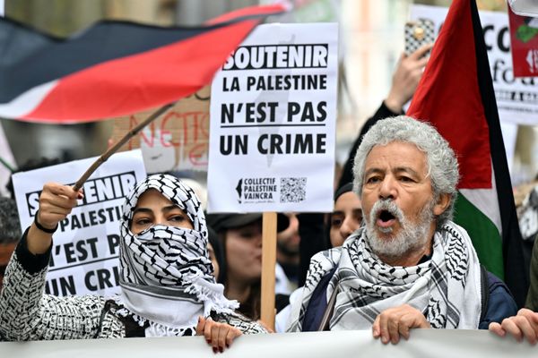 "Soutenir la Palestine n'est pas un crime", ce slogan des manifestations de soutien au peuple de Gaza est repris par des organisations aux côtés d'un enseignant contractuel à Toulouse, suspendu pour des propos tenus devant ses étudiants sur la situation eu Proche-Orient.