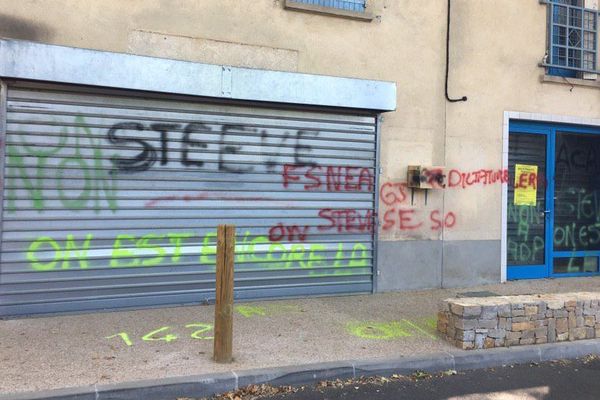 La députée LREM du Var Valérie Gomez-Bassac a tweeté une photo de sa permanence couverte de tags.