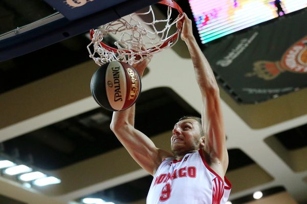 Elmedin Kikanovic n°9 lors du match ASM et l'ASVEL