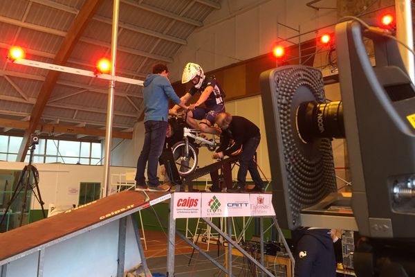 Les chercheurs tentent de modéliser le mouvement idéal avec de nombreux capteurs et une vingtaine de caméras 3D. Le départ est le moment clé dans les courses de BMX.