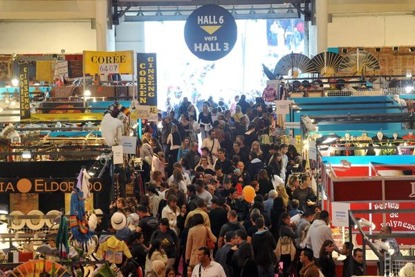 Illustration : les allées de la Foire Internationale de Marseille et ses nombreux visiteurs.