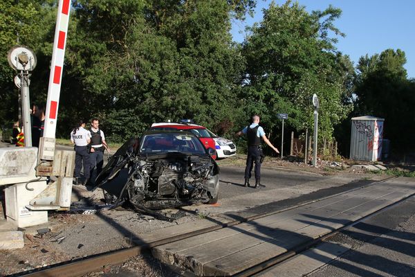 Le véhicule appartenant à la gendarmerie après le choc