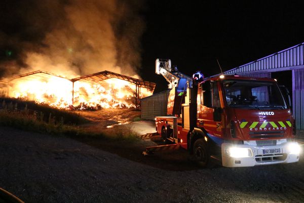 Les secours sont mobilisés depuis dimanche soir sur ce violent incendie.