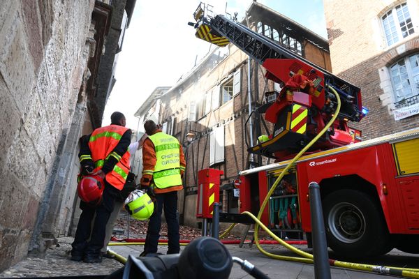 Les pompiers en intervention lors d'un incendie à Albi en août 2023.