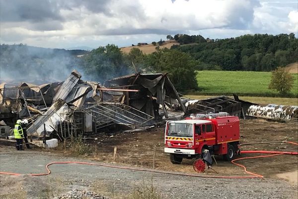 Un incendie a ravagé une exploitation laitière dans la nuit du 13 au 14 août 2020 à Saint-Cyr-de-Valorges (42). 80 vaches ont péri dans les flammes.