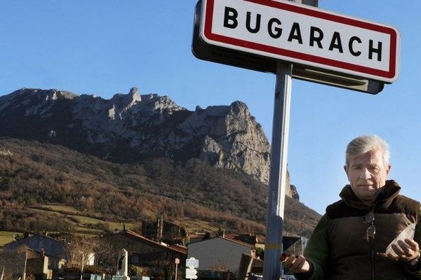 Le maire de BugarachJean-Pierre Delord pose devant le pic