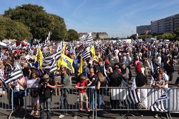 Les premiers manifestants pour une Bretagne à 5 départements vers midi sur la place de la petite Hollande