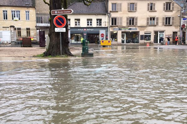 La Loue déborde à Ornans ce 15 janvier 2021, place Courbet.