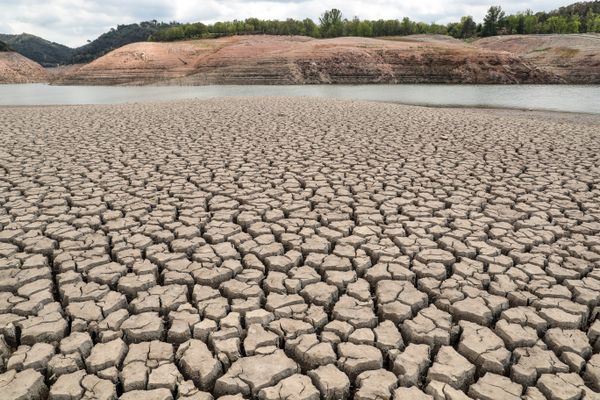 Le lac de Sau en Catalogne est devenu le symbole de la sécheresse en Espagne. Photo prise en avril 2023.