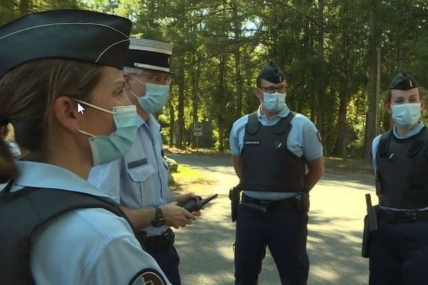 Face à la progression du covid-19, des gendarmes rappellent les gestes de sécurité au Lac de Saint-Pardoux en Haute-Vienne.