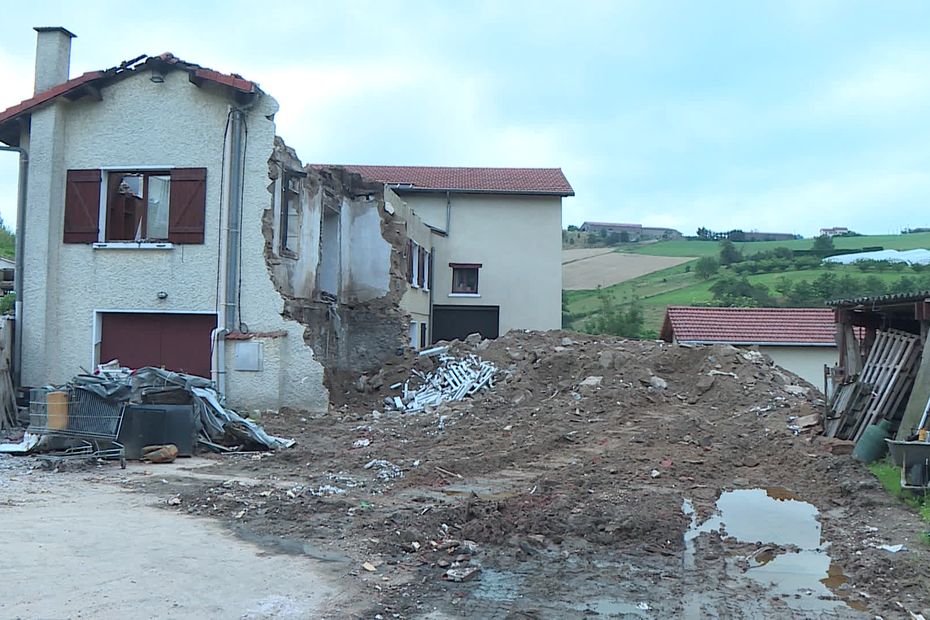 their house is destroyed by lightning, a chain of solidarity is organized