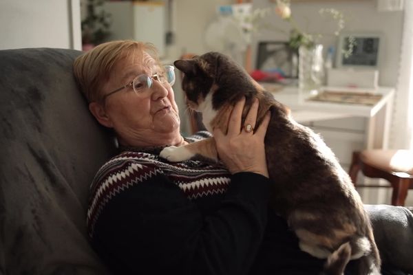 Rosette et son chat dans un Ehpad de Guingamp