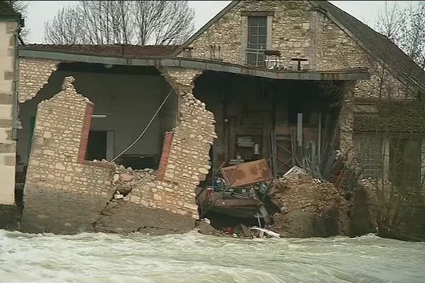 A cause des crues, un logement s’est effondré dans la rivière le Serein dans l'Yonne