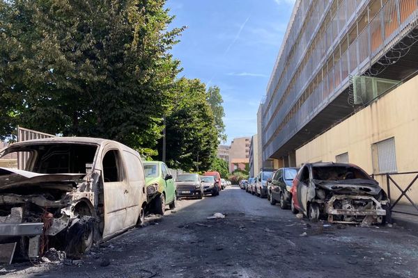 Un corps a été retrouvé calciné dans la nuit de lundi à mardi, dans le quartier de la Belle de Mai à Marseille.