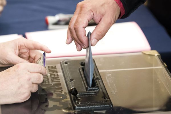 Les élections municipales sont maintenues ce dimanche 15 mars. Certains candidats à la mairie de Marseille s'inquiètent de possibles irrégularités. 