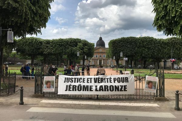 Une cinquantaine de personnes s'est réunie au square de la paix à Mâcon (Saône-et-Loire), lundi 20 mai, en hommage à Jérôme Laronze.