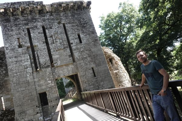 

Thibaut Branquart au pied de la forteresse de Largoët, première étape de Circuit d’été dans les Landes de Lanvaux.
