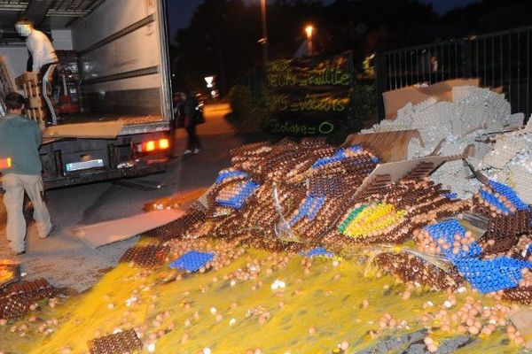 L'action des producteurs d'oeufs le mercredi 07 août 2013 à Carhaix (Finistère)