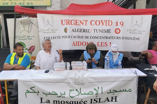 La mosquée Al-Islah du marché aux puces de Marseille a réussi à récolter 33 000 euros de dons du 31 juillet au 15 août 2021. Photo du stand devant le bâtiment religieux. 