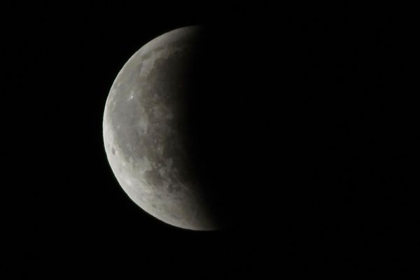 L'éclipse de lune prise en photo au Vieux Port d'Ajaccio.