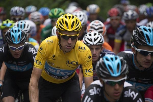 Le peloton du Tour de France 2012 avec Bradley Wiggins en jaune, 15 juillet 2012