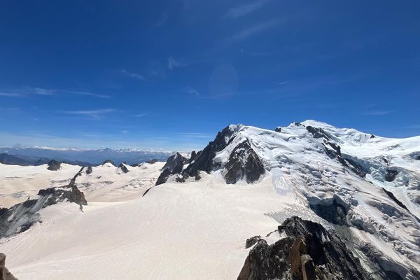 La chute d'un sérac dans le massif du Mont-Blanc a fait un mort et quatre blessés ce lundi 5 août. Deux alpinistes allemands sont toujours portés disparus ce mardi 6 août. Les opérations de recherche se poursuivent.