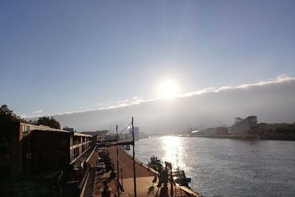 A Rouen, il arrive que les éclaircies fassent boule de neige pour que le soleil émerge enfin d'un tapis nuageux...