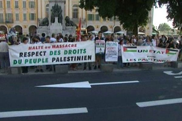 Hier soir, environ 350 personnes ont défilé dans le centre de Nice, à l'appel d'un collectif appuyé par la CGT, la FSU et France-Palestine Solidarité.