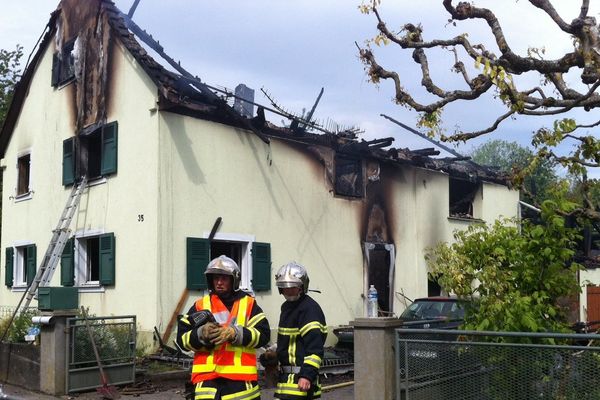 La maison ravagée par le feu à Helfrantzkirch