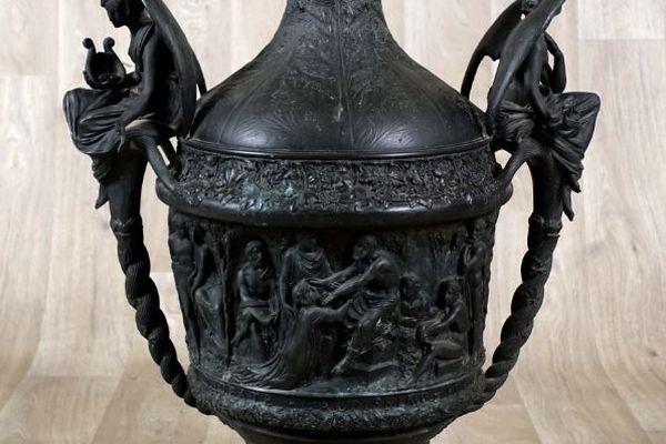 Le vase, en bronze patiné, mesure 82 cm de hauteur. Il avait été commandé en 1836 à Henry de Triqueti par le prince Ferdinand d'Orléans.