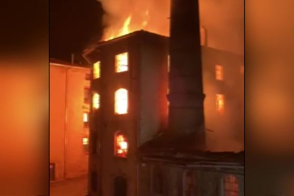 Spectaculaire et violent incendie à Saint-Julien-Molin-Molette, dans la Loire. Un bâtiment de 3 étages a été ravagé par les flammes dans la nuit du 22 au 23 novembre....