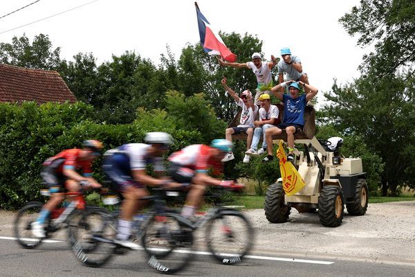 Des spectateurs au départ du Tour de France, à Dole.