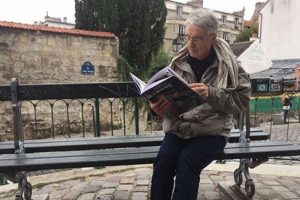 François Bourgeon à l'angle de la rue des Saules et de la rue Saint-Vincent, là où se trouvait Le Lapin Agile, haut lieu de la Commune de Paris.