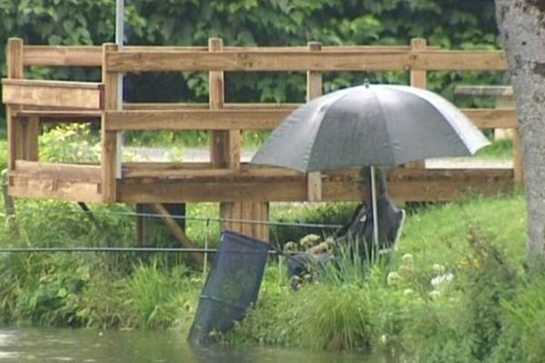 Pêcher sous la pluie exige une certaine organisation...