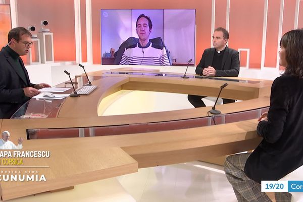 Sur le plateau d'Ecunumia, il était question du coût de la venue du pape, et des moyens mis en oeuvre pour trouver les financements nécessaires.