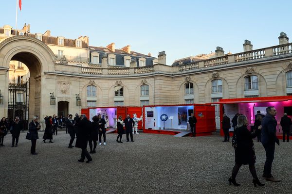 Des visiteurs de l'exposition arrivent au palais de l'Elysée, le 17 janvier. 