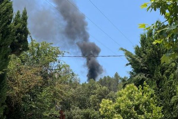 Le panache de fumée pris en photo par Moussa Rahali juste après le crash de l'avion de tourisme à Pignans (Var).