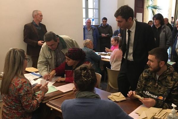 A Beaucaire, Julien Sanchez, maire sortant, participe au dépouillement.